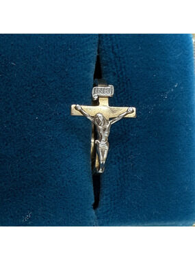 Vintage 10K Yellow Gold Ladies Jesus on the Cross Crucifix Band Ring Size 5.5